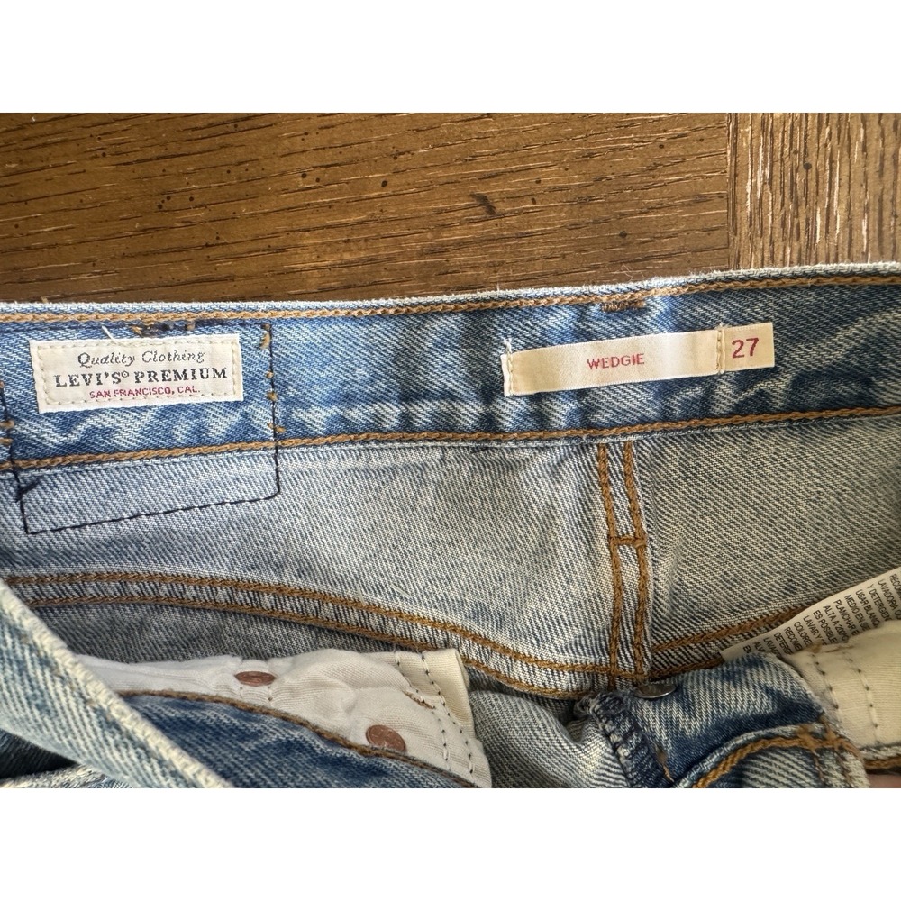 Levis Jeans Wedgie Women's Size 27 Distressed Denim Light Wash Button Fly - Picture 5 of 11